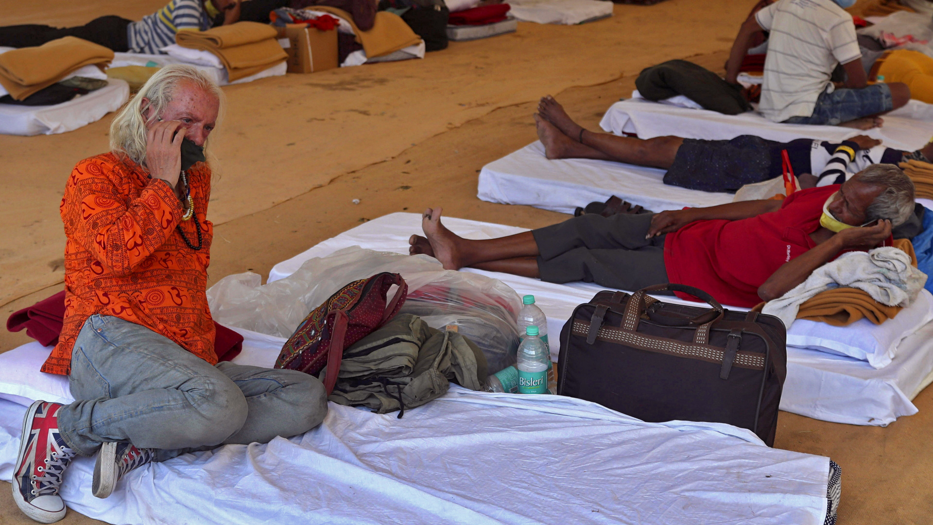 Mariano Jose Manuel, Tourist aus Spanien, sitzt in einer provisorischen Unterkunft für Gastarbeiter in Indien auf einer Matratze.  | dpa