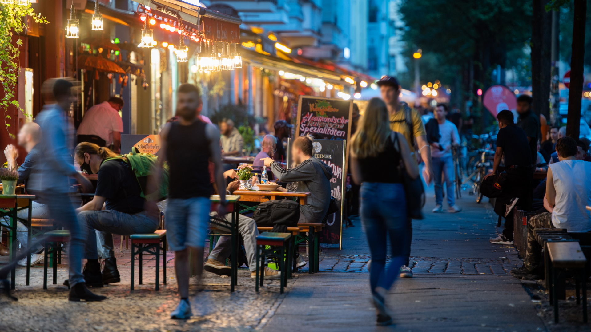Menschen sitzen in Restaurants und Bars in Friedrichshain. In einigen deutschen Städten werden wegen gestiegener Coronafallzahlen wieder schärfere Kontaktbeschränkungen eingeführt. | dpa