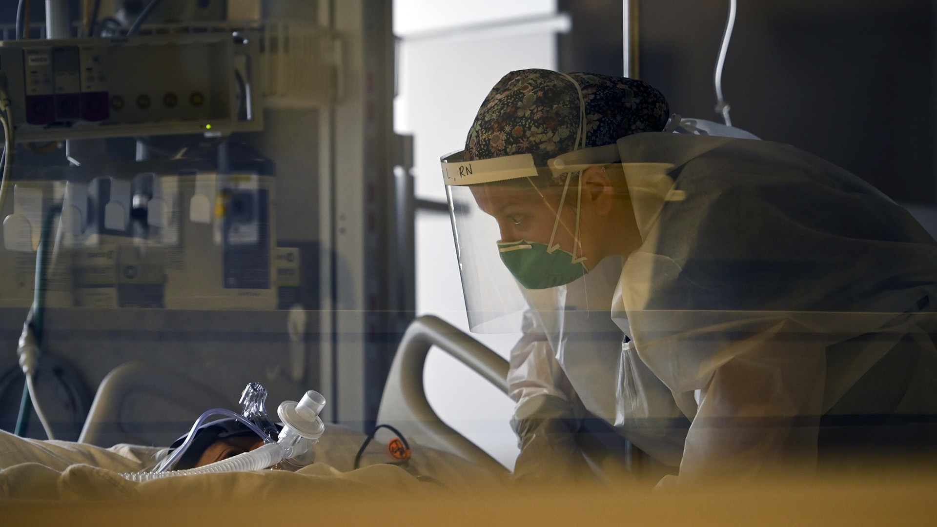Eine Krankenschwester betreut auf der Intensivstation des North Memorial Health Hospital einen COVID-19-Patienten. (Archivbild) | dpa