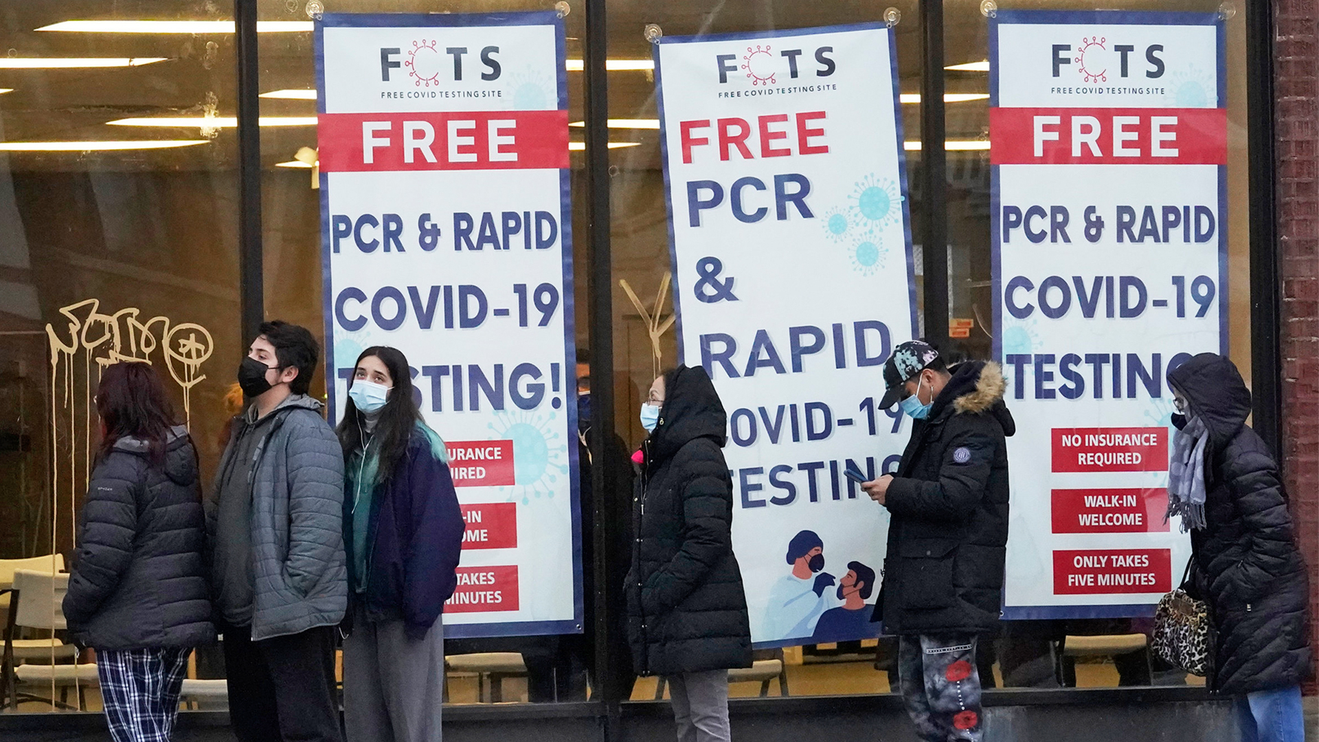 Menschen stehen Schlange, um einen COVID-19-Test an einer kostenlosen PCR- und RAPID-Teststelle in Chicago durchzuführen. | AP