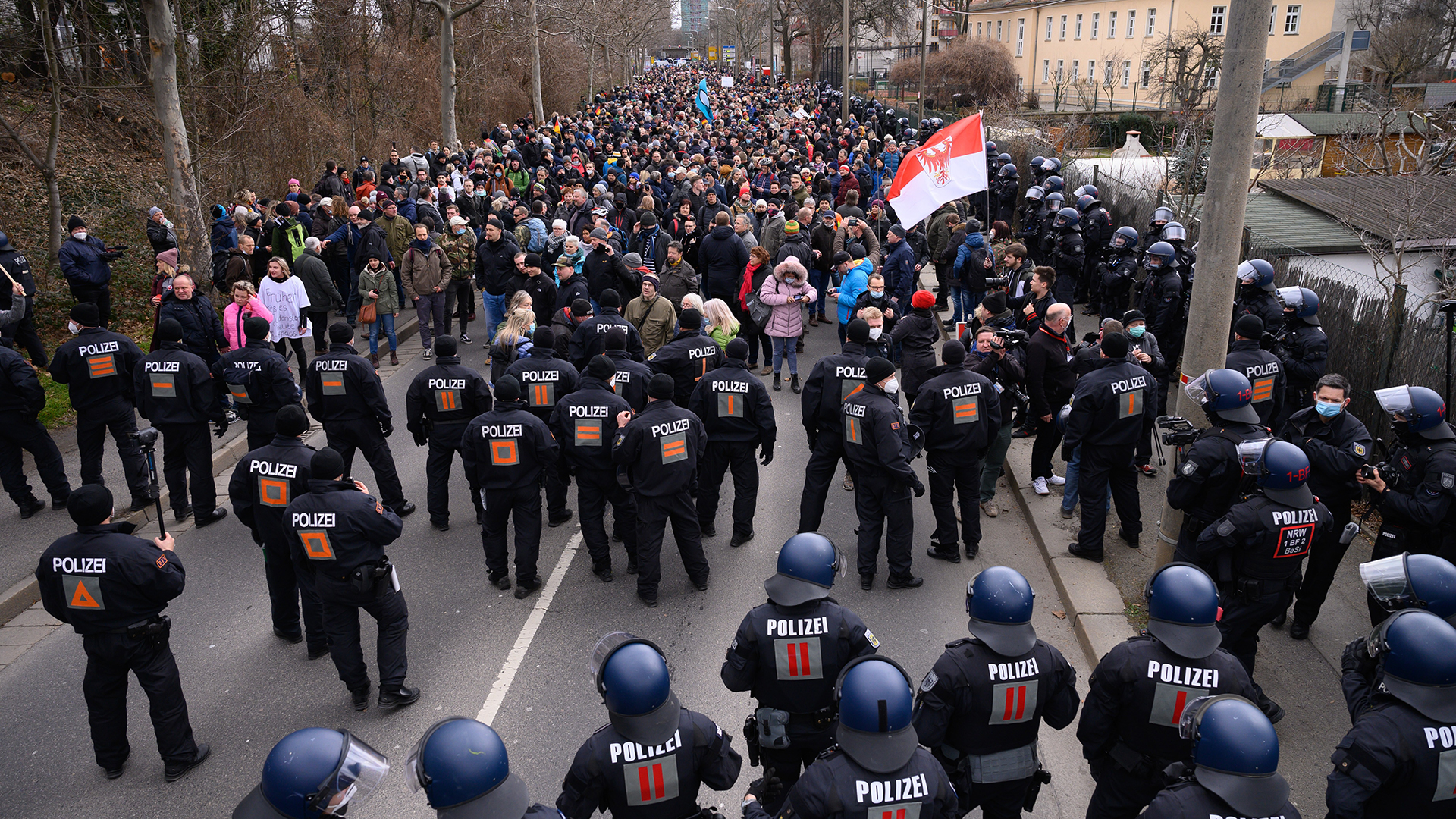 Polizisten und Demonstranten stehen auf der Magdeburger Straße in Dresden. (Archivbild: 13.03.2021) | picture alliance/dpa/dpa-Zentral