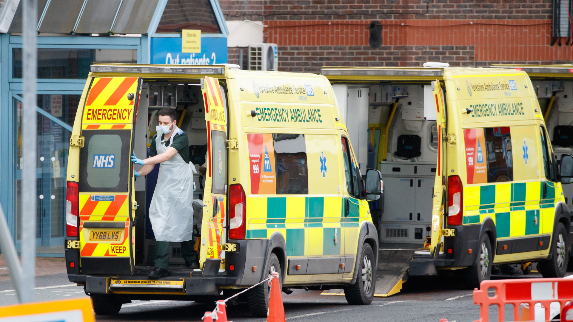 Sanitäter steigt vor einem Krankenhaus in Doncaster aus einem Krankenwagen | dpa