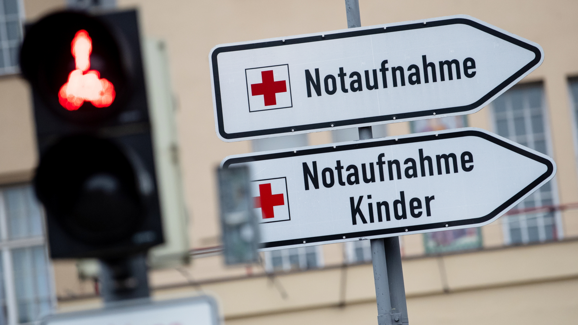 Schilder mit der Aufschrift "Notaufnahme" und "Notaufnahme Kinder" sind vor dem Haupteingang des Klinikums Schwabing zu sehen | dpa