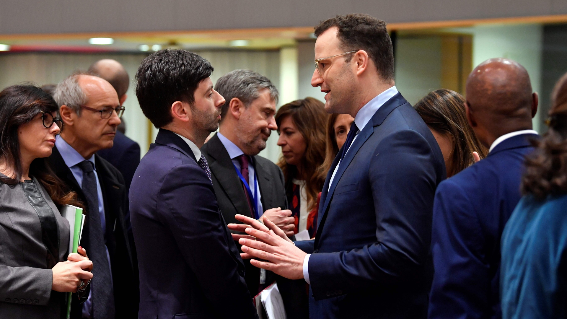 Italiens Gesundheitsminister Roberto Speranza  und Jens Spahn bei einem Ministertreffen in Brüssel. | AFP