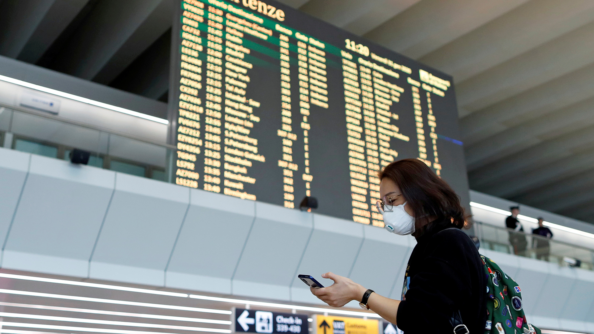 Eine Frau trägt eine Mundschutzmaske am Flughafen in Rom | REUTERS