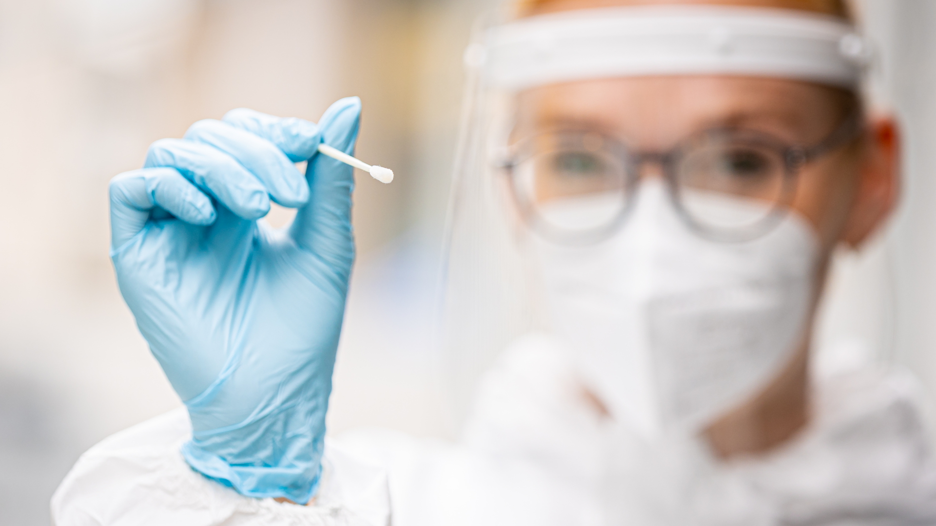 Eine Mitarbeiterin des Testzentrums am Platz der Weltausstellung hält einen Teststab für einen Schnelltest auf das Coronavirus in ihren Händen (gestellte Szene, Archivbild)). | dpa