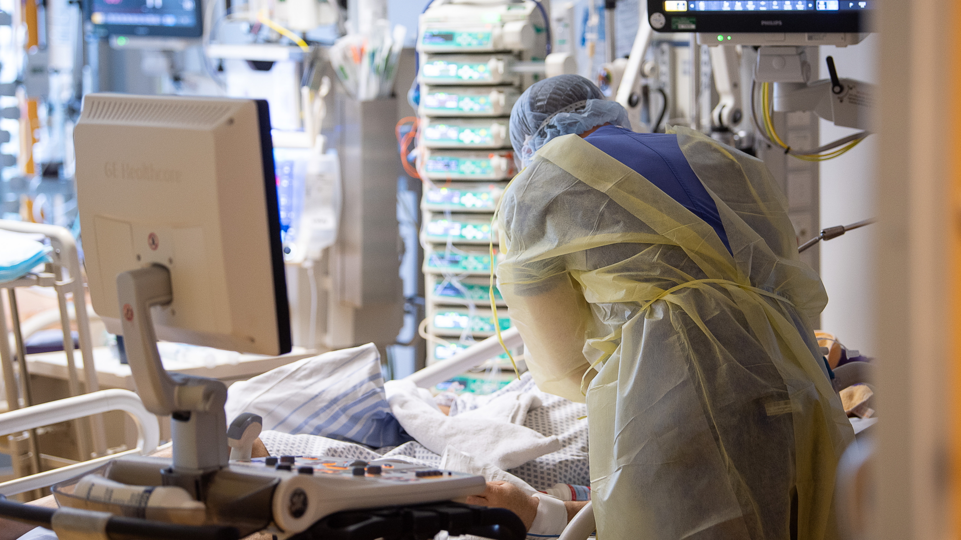Ein Intensivpfleger arbeitet auf einer Intensivstation des RKH Klinikum Ludwigsburg an einem Covid-19-Patient (Archivbild). | dpa