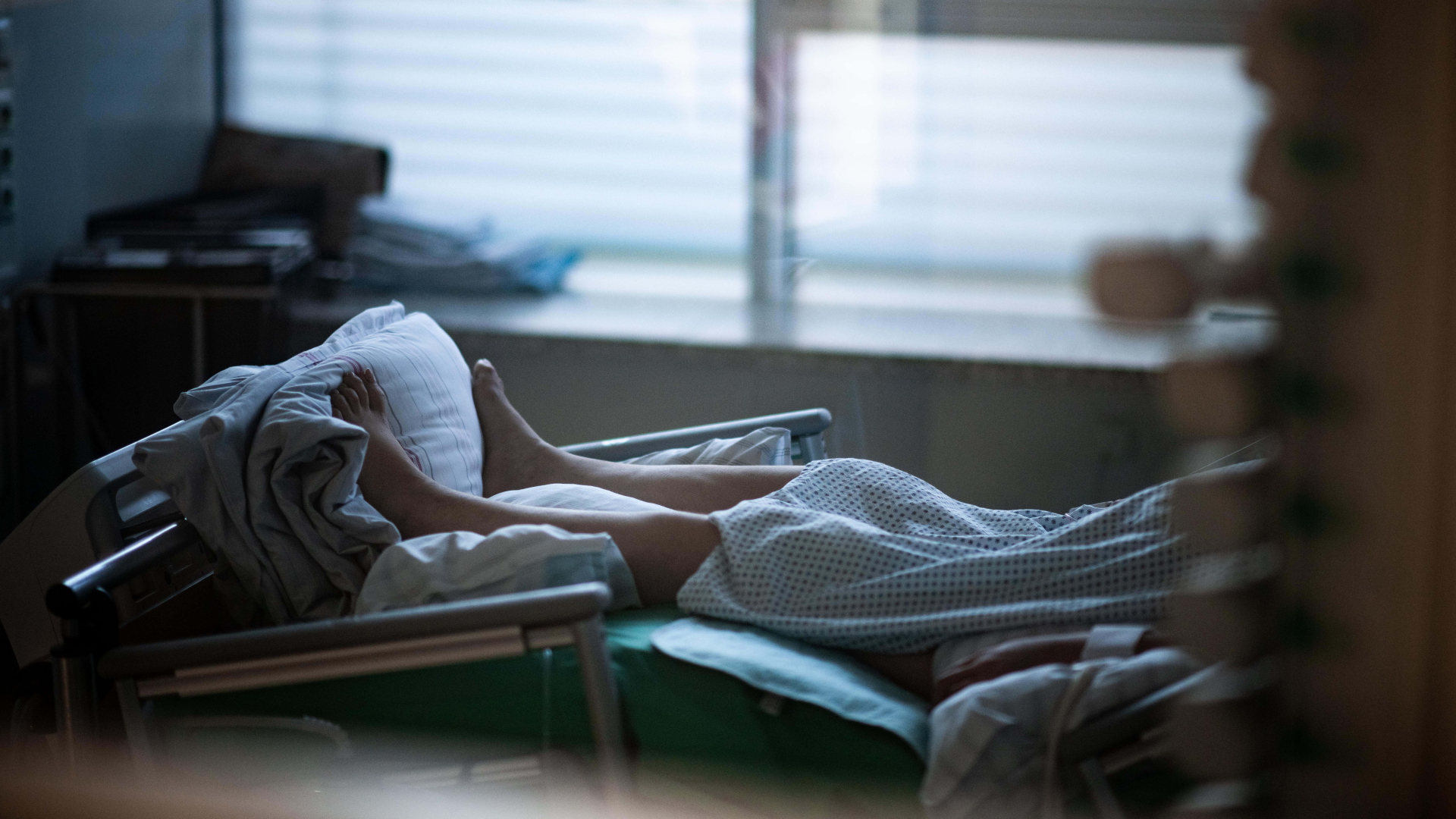 Ein Patient liegt in einem Zimmer auf einer Corona-Intensivstation (Archivbild). | dpa