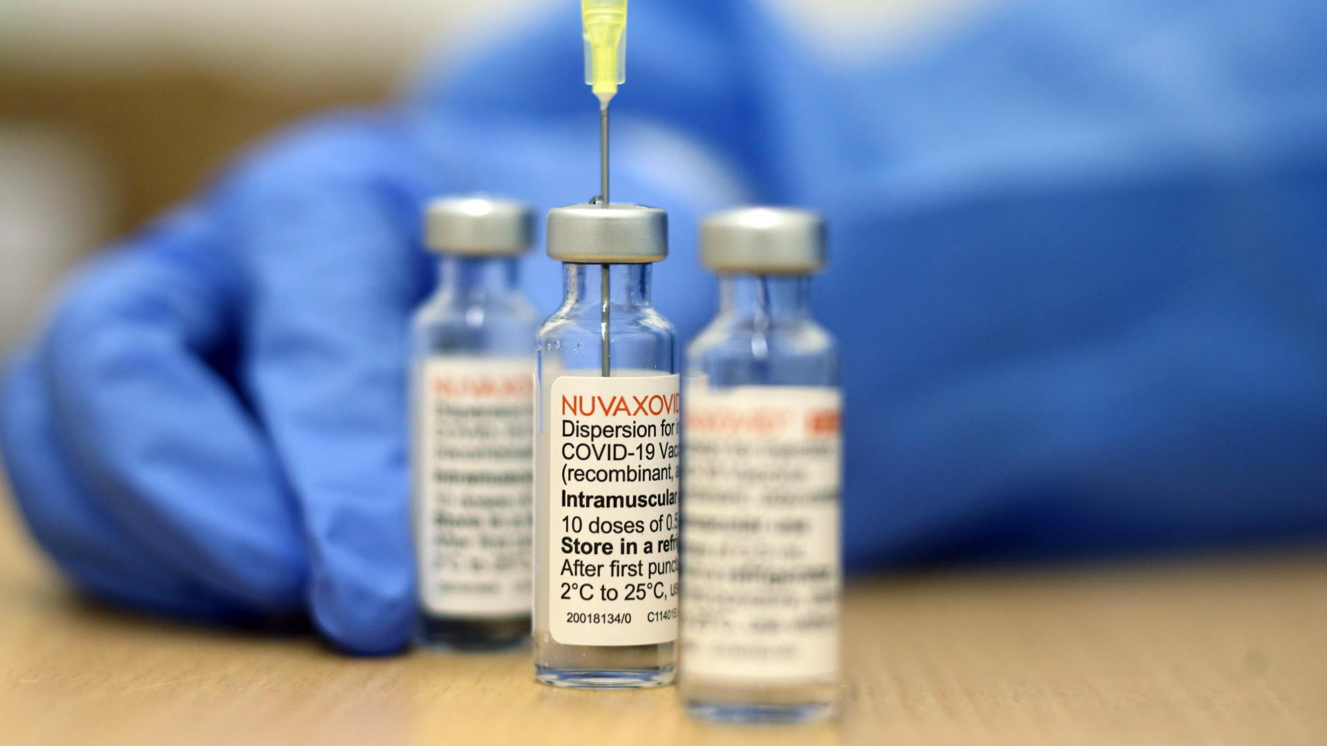 Ampullen mit dem neuen Corona-Impfstoff Nuvaxovid vom Hersteller Novavax stehen in einem Impfzentrum auf einem Tisch. | dpa