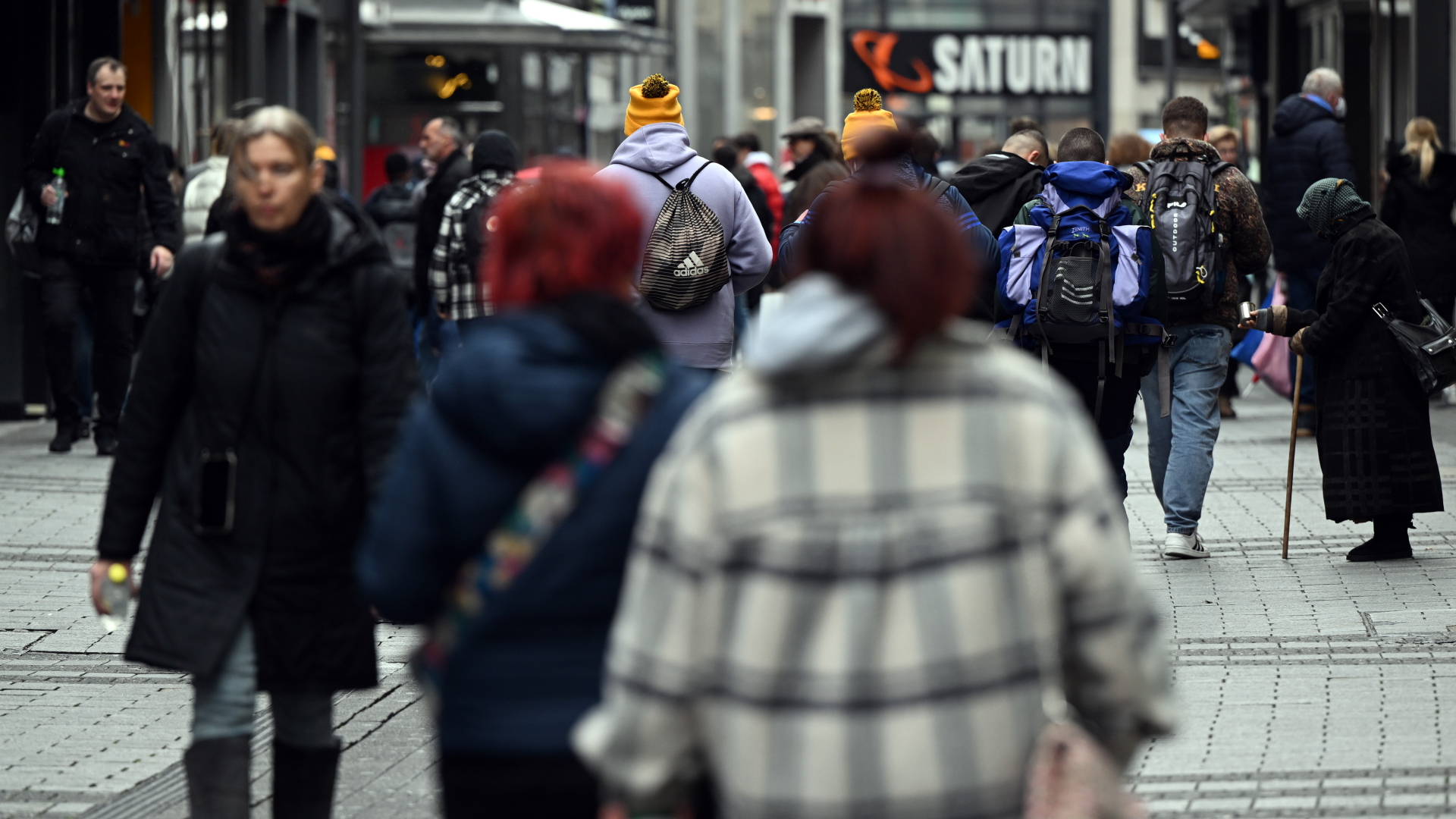  Zahlreiche Menschen gehen durch eine Einkaufsstraße in Köln.