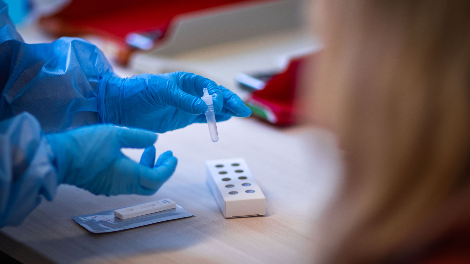 Ein Antigen-Test auf Covid-19 wird nach der Eröffnung des kommunalen Corona-Testzentrums des Landkreises Ludwigslust bearbeitet (Archvbild). | dpa
