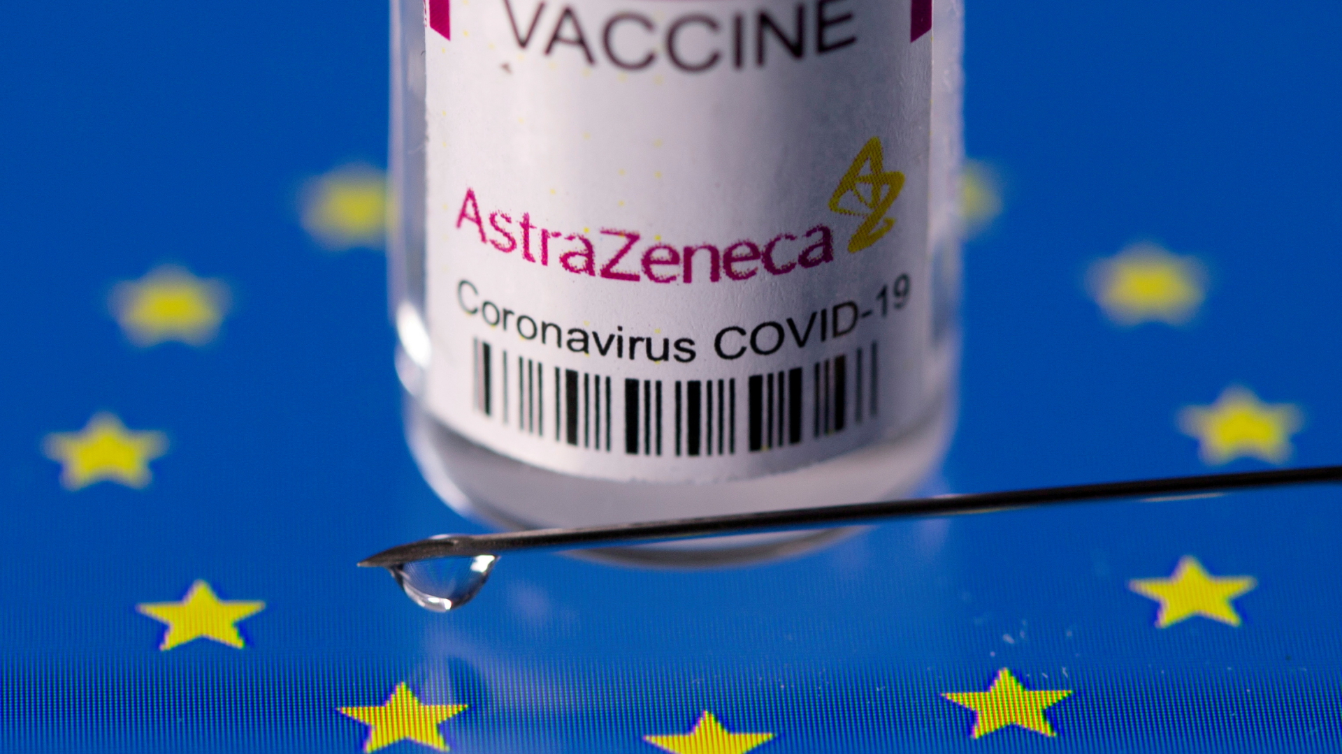Eine Dosis des Cororna-Impfstoffes AstraZeneca steht auf dem EU-Logo, davor die Nadel einer Spritze. | REUTERS