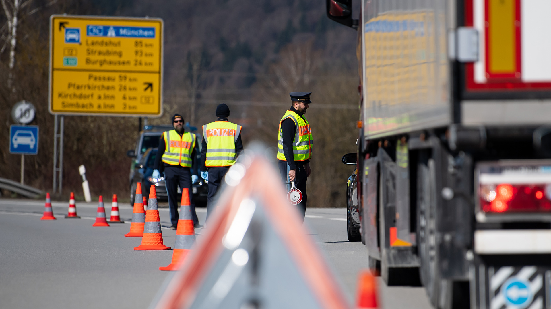 Ein Polizist kontrolliert einen Autofahrer an der Grenze bei Kirchdorf am Inn. | dpa