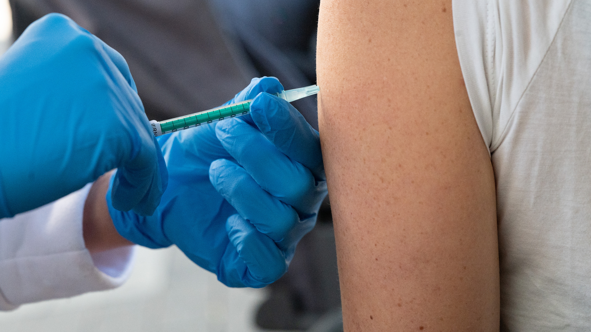 Eine Impfung gegen das Coronavirus wird verabreicht. | dpa