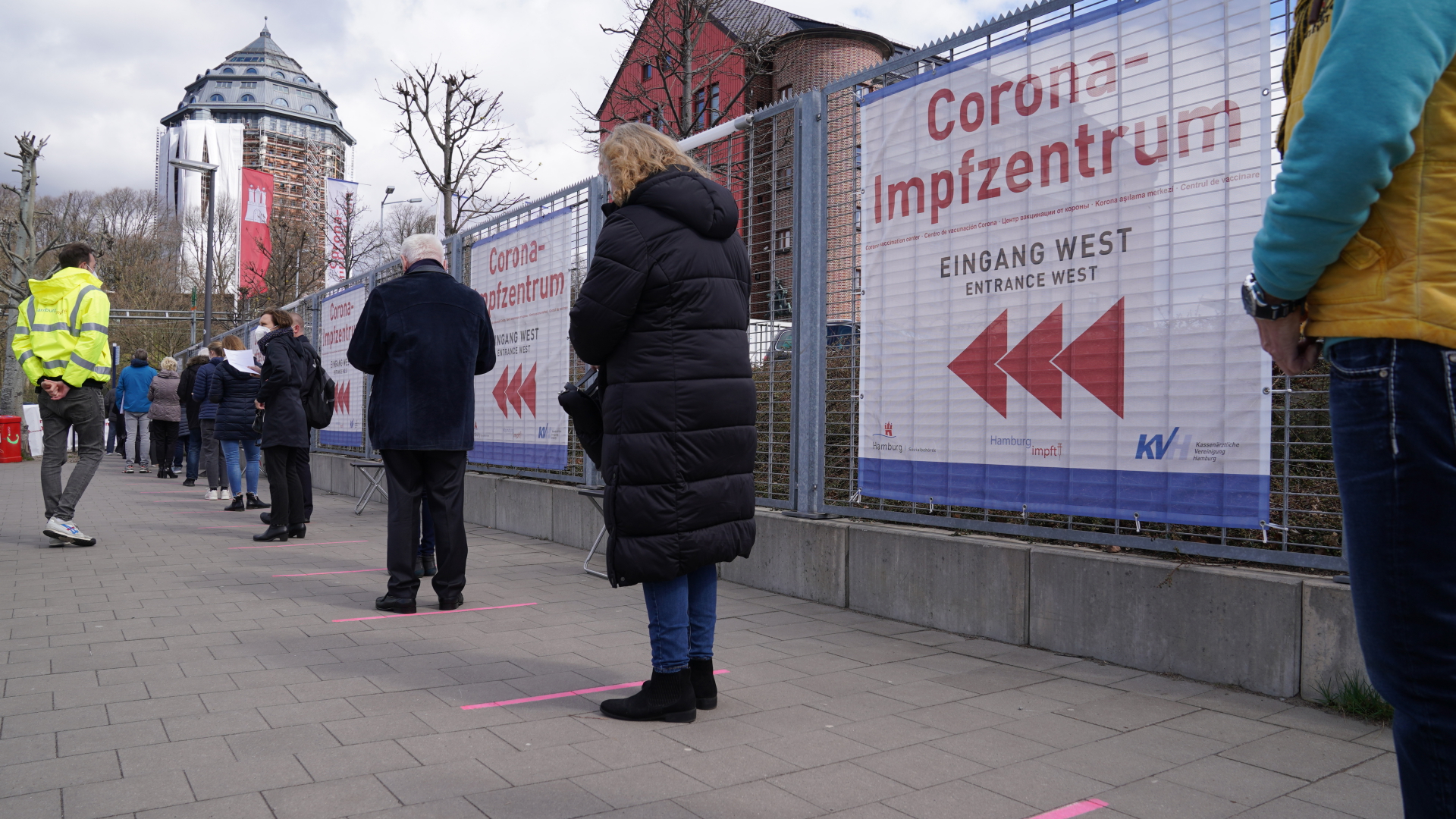 Menschen stehen im April 2021 vor einem Impfzentrum in Hamburg Schlange. | dpa