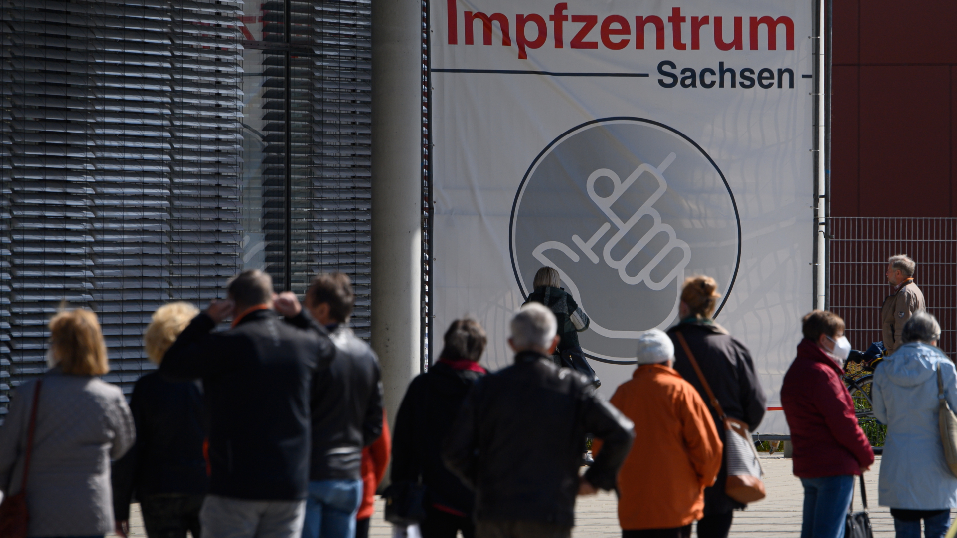 Leute stehen vor einem Impfzentrum in Sachsen an. | dpa