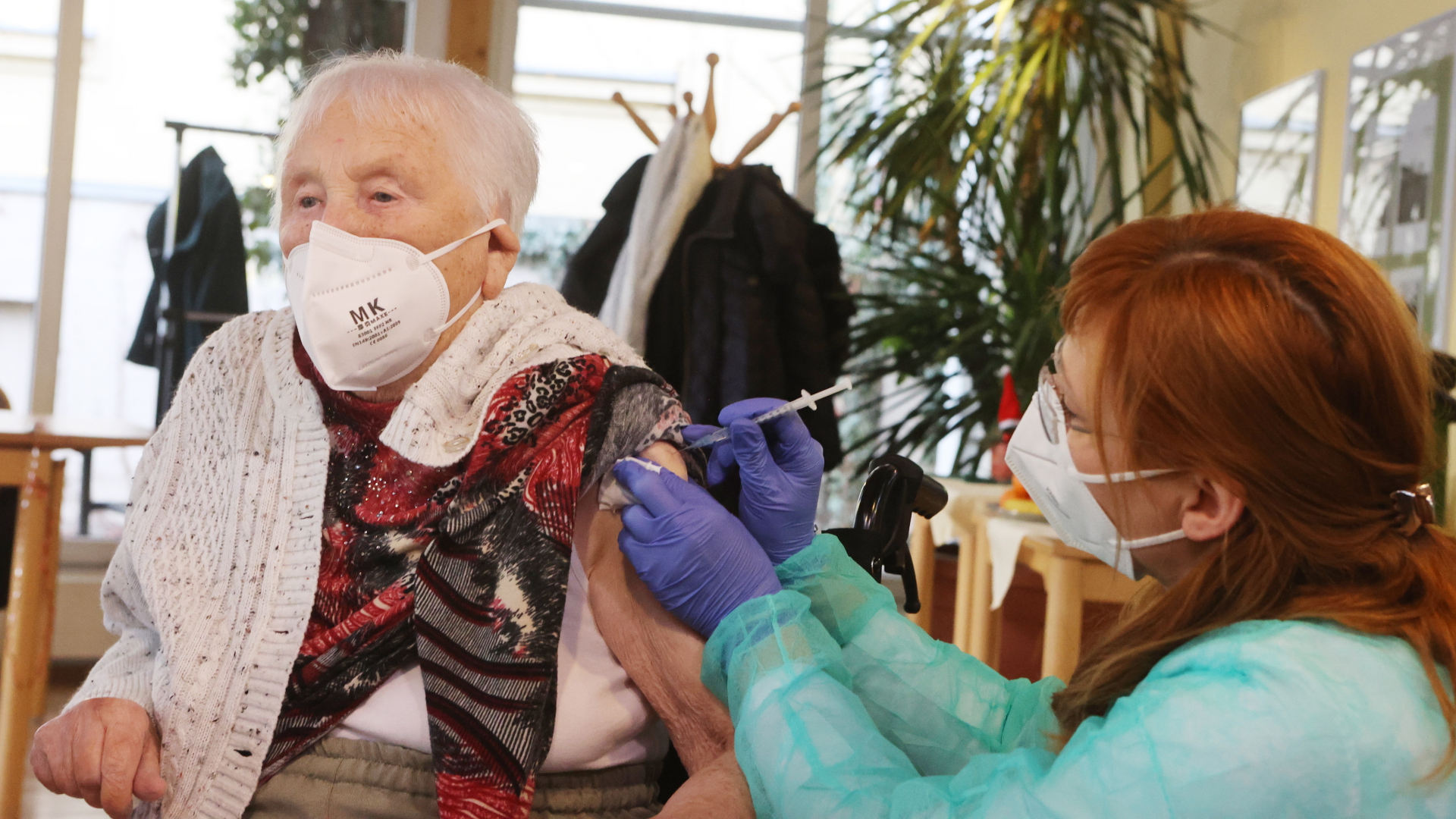 Die 94-Jahre alte Martha Nadolph (l) erhält im Seniorenpark Am Birkenwäldchen als erste Thüringerin von Doktor Juliane Mühlberg zum Impfstart in Thüringen die erste Corona-Impfung. | dpa