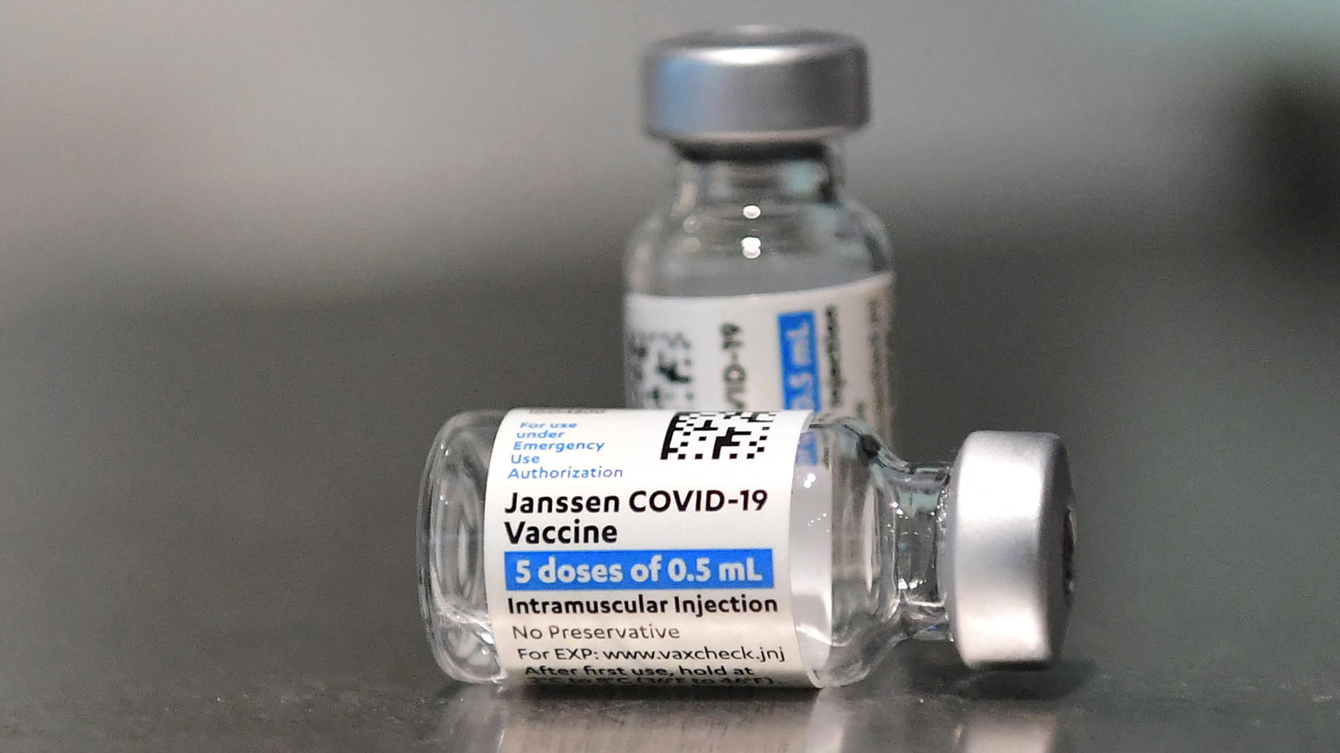 Zwei Ampullen mit dem Corona-Impfstoff von Johnson&Johnson. | AFP