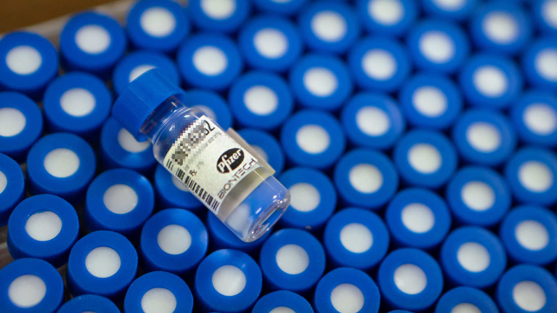 Eine Ampulle mit dem Corona-Impfstoff der Konzerne Biontech und Pfizer.