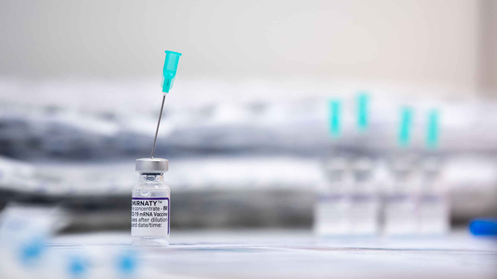 Eine Impfampulle mit BioNTech-Impfstoff steht für die Vorbereitung zum Impfen bereit. | dpa