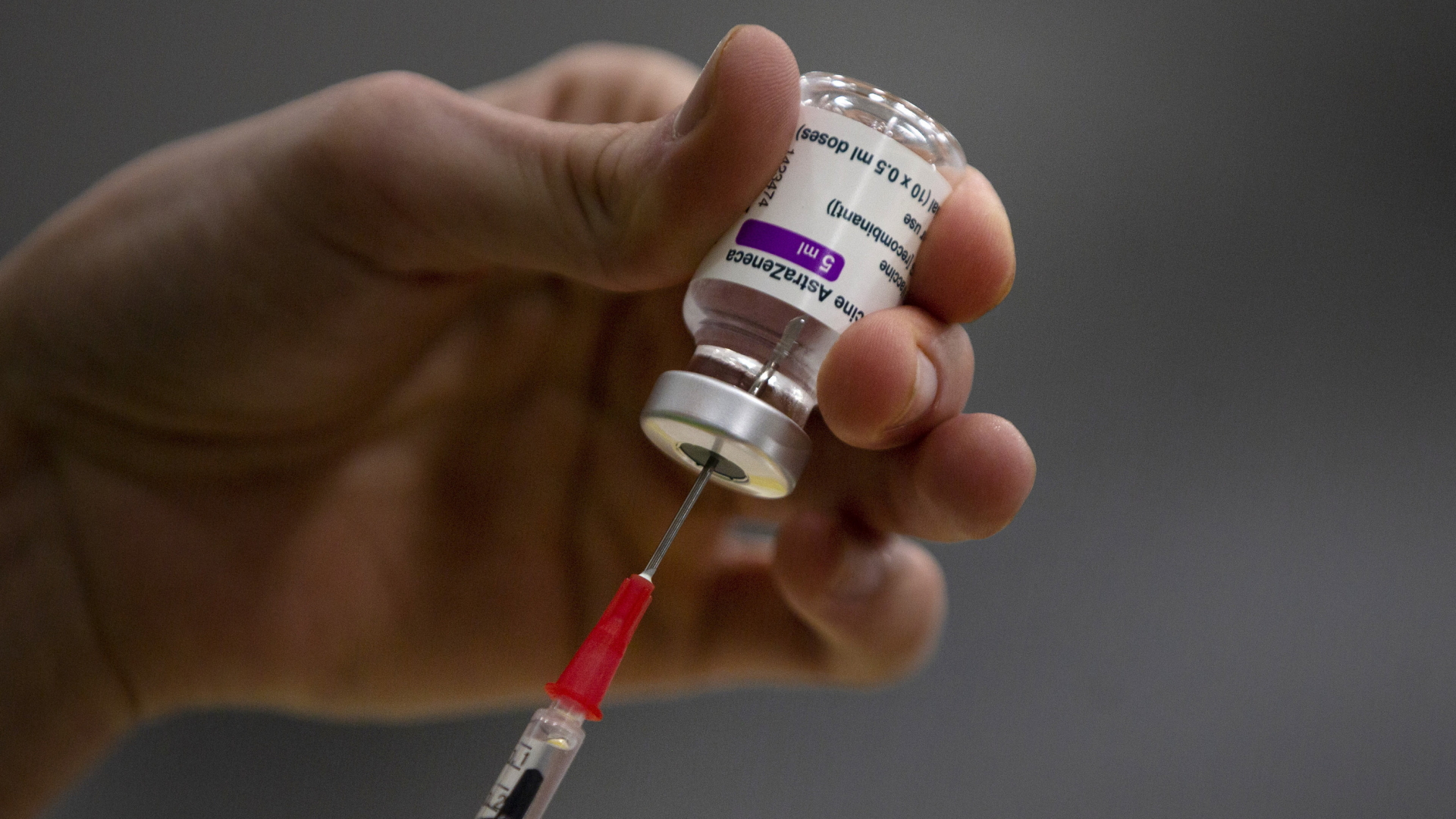 Eine Spritze mit dem AstraZeneca-Impfstoff gegen das Coronavirus wird aufgezogen.