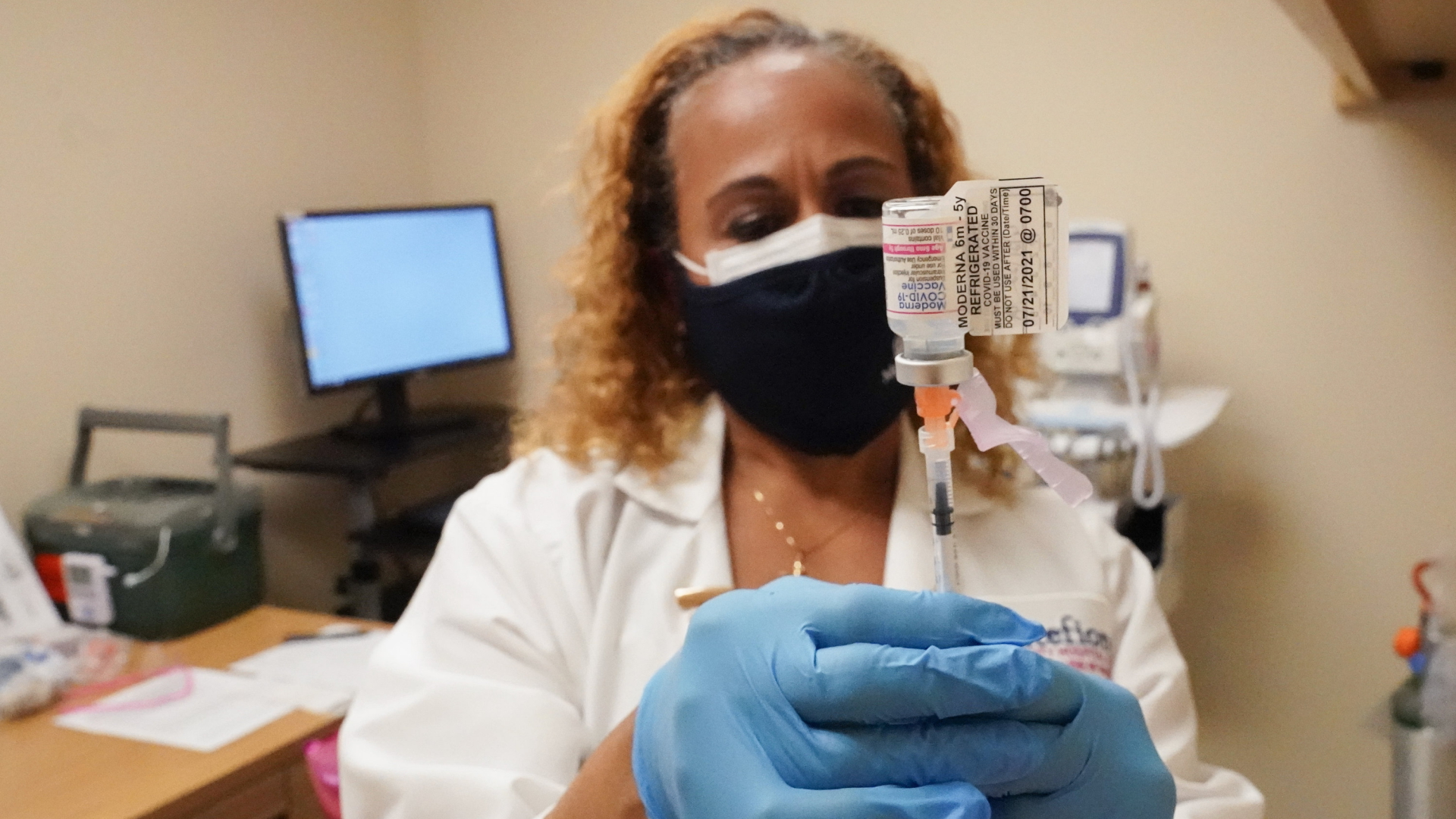 Eine Krankenschwester bereitet eine Corona-Impfung vor.