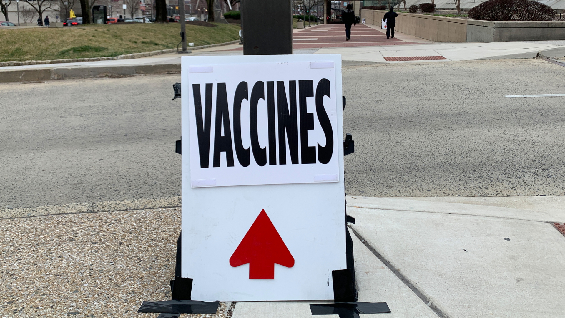 Unweit des Kongresszentrums in der US-Stadt Baltimore steht ein Schild mit der Aufschrift "Impfungen" (Archivbild).