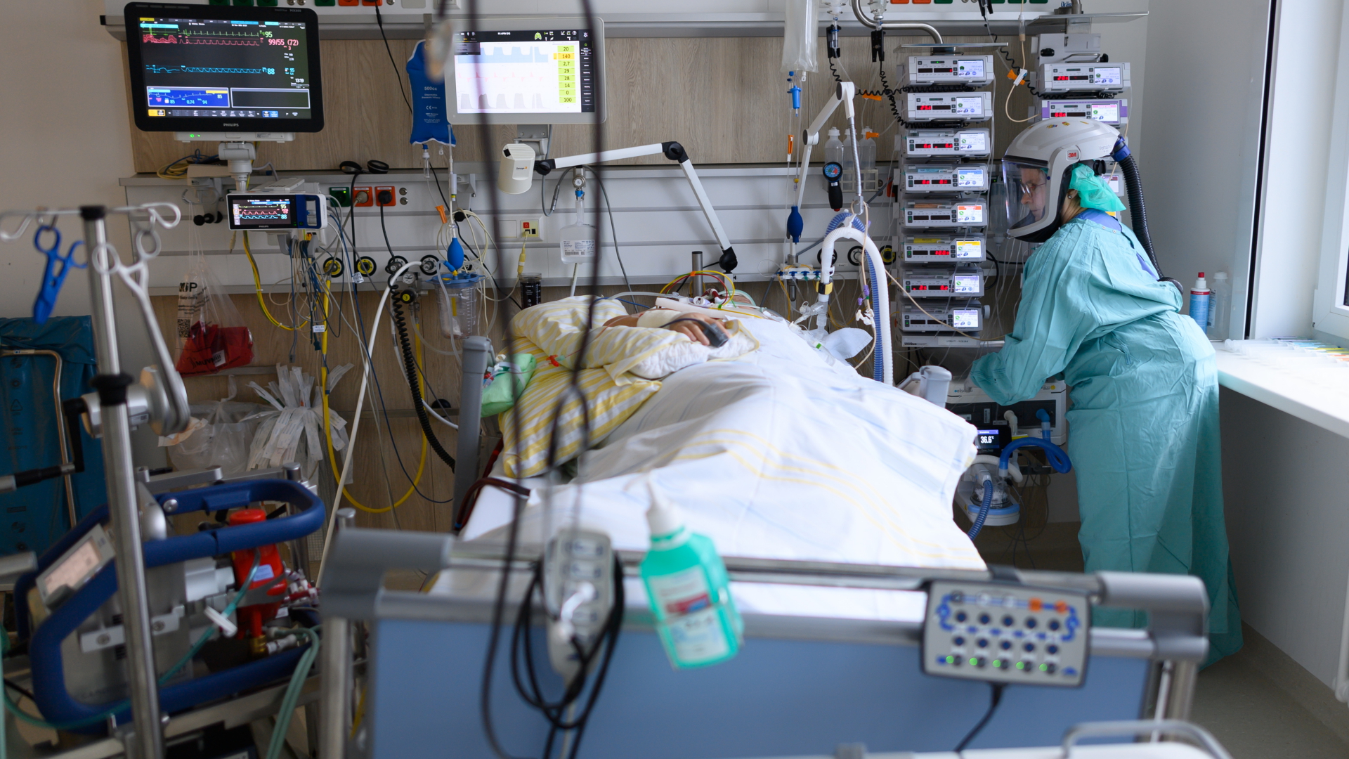 Ein Intensivpflegerin ist auf der Covid-19 Intensivstation im Universitätsklinikum Carl Gustav Carus Dresden mit der Versorgung einer Corona-Patientin, die an einen ECMO-Gerät angeschlossen ist, beschäftigt. | dpa