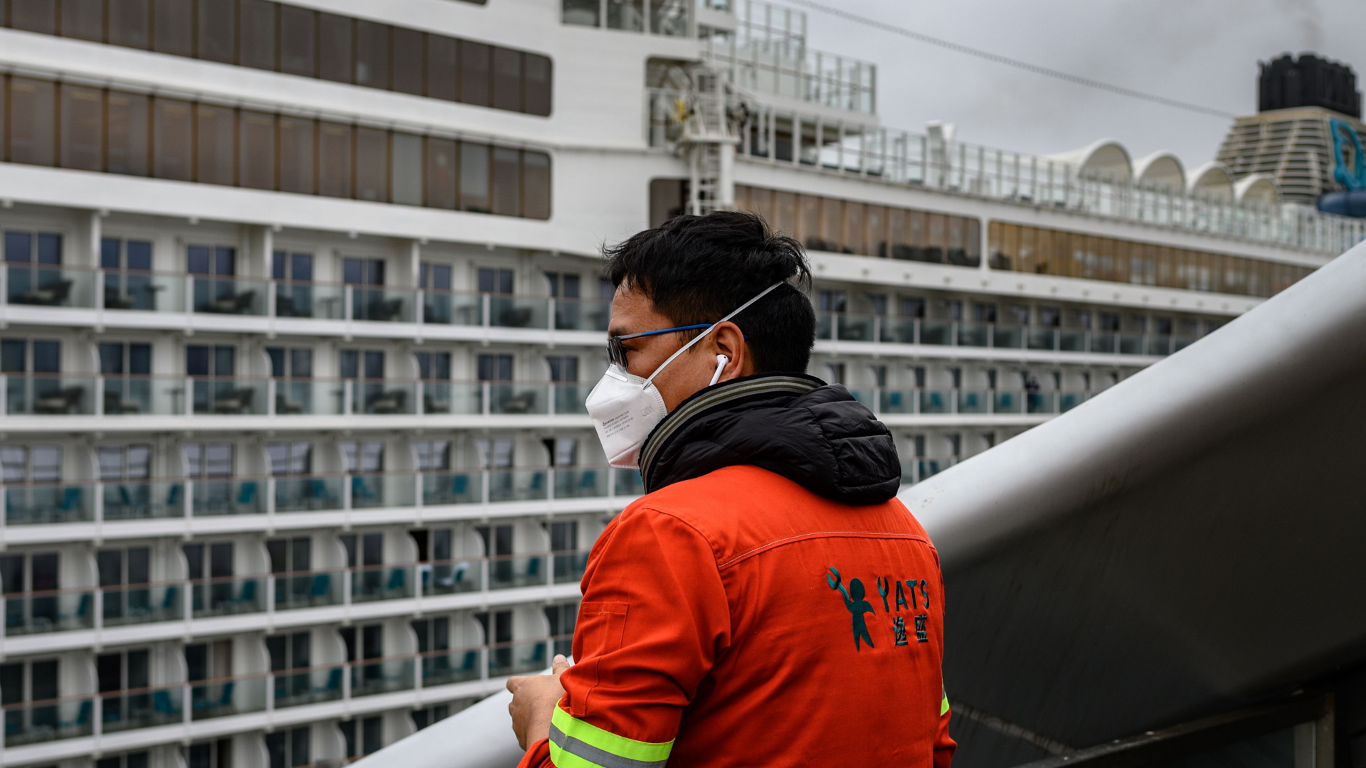 Ein Hafenarbeiter in Hongkong trägt eine Atemschutzmaske. | AFP
