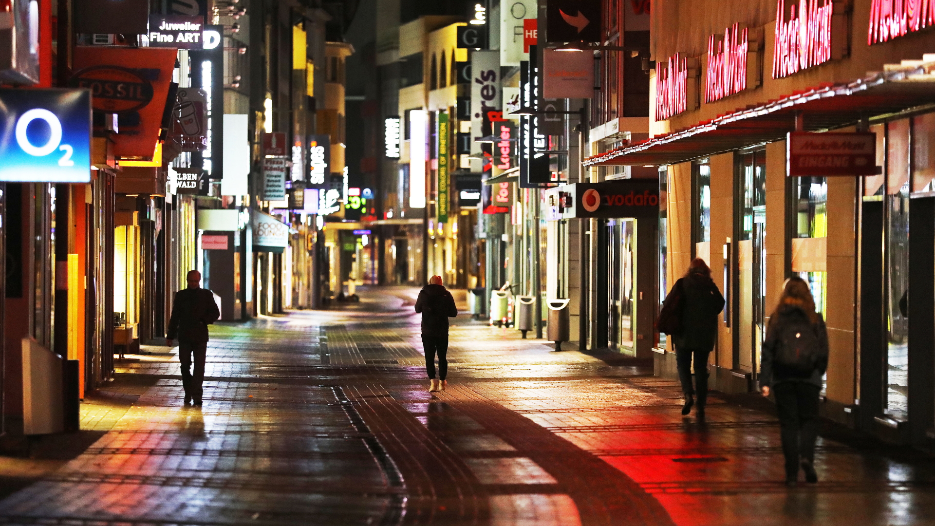 Nur wenige Passanten sind an einem Abend Ende Oktober 2020 in der Fußgängerzone der Hohe Straße in Köln unterwegs.