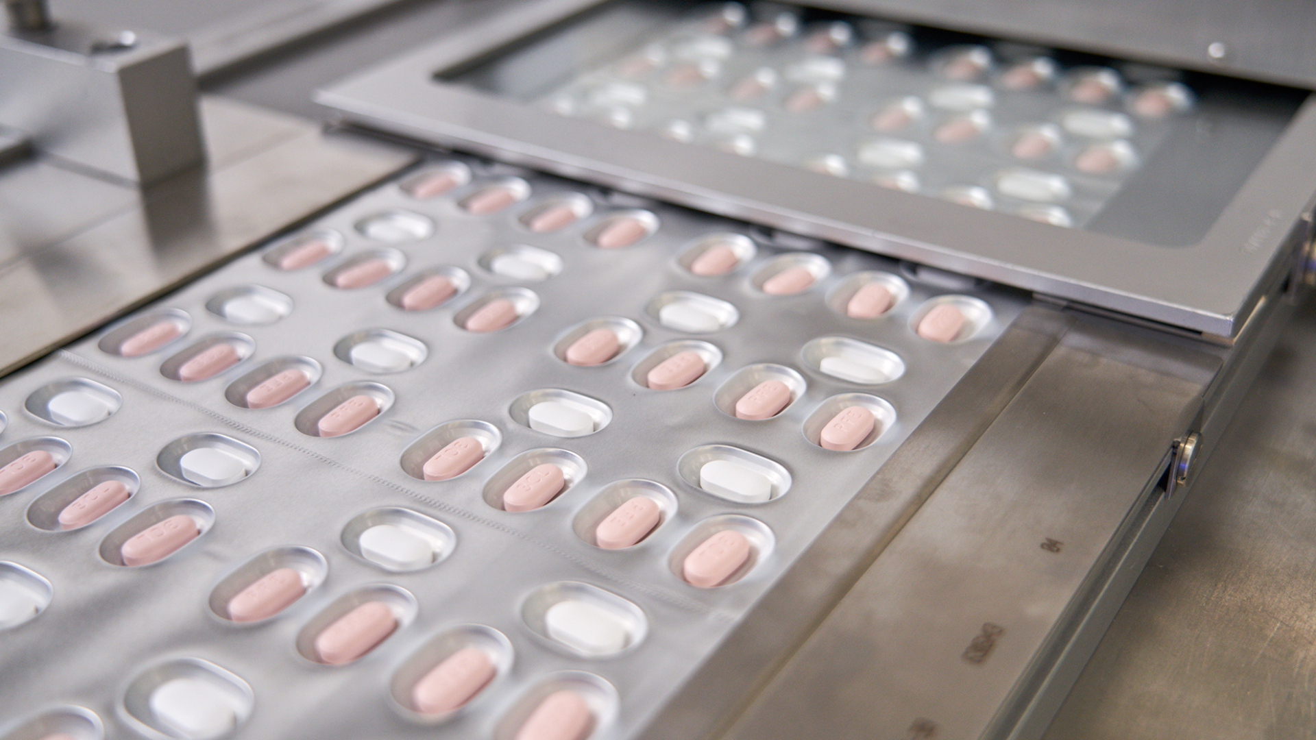 Eine Packung mit der von Pfizer entwickelten Pille Paxlovid gegen Covid-19. | EPA