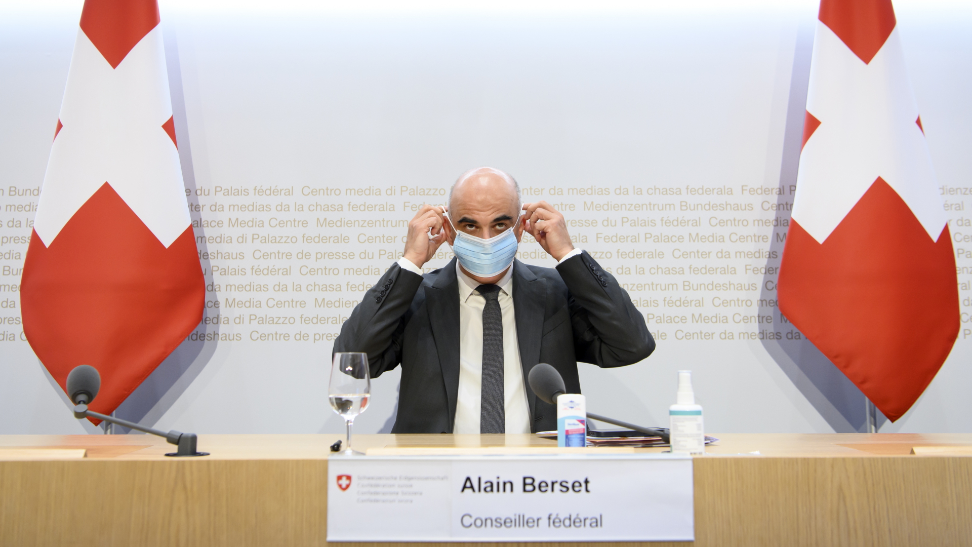 Alain Berset, Mitglied des Bundesrates der Schweiz, setzt seine Maske auf, während er an einer Pressekonferenz des Bundesrates zur aktuellen Corona-Lage im Land teilnimmt.  | dpa