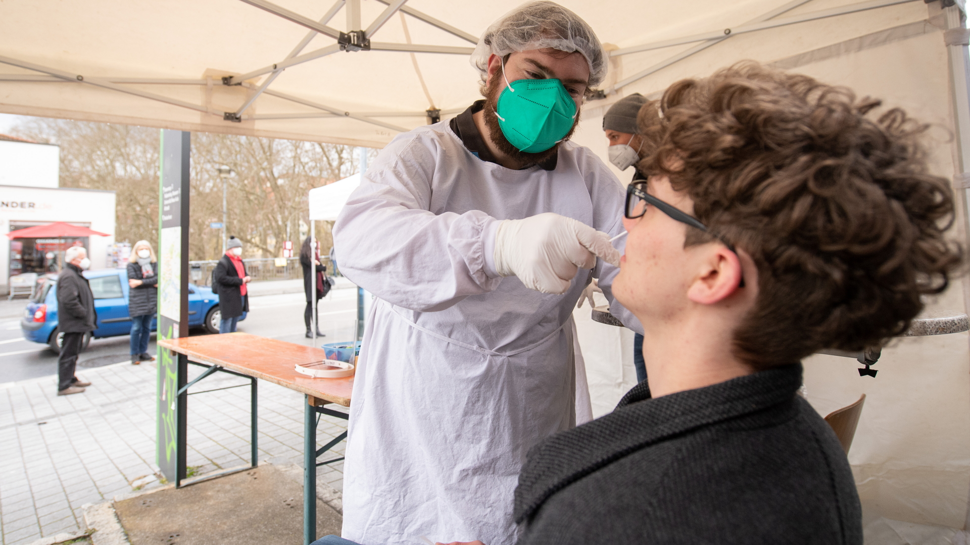 Ein junger Mann lässt in Tübingen an einer Teststation einen Nasenabstrich für einen Corona-Test machen.