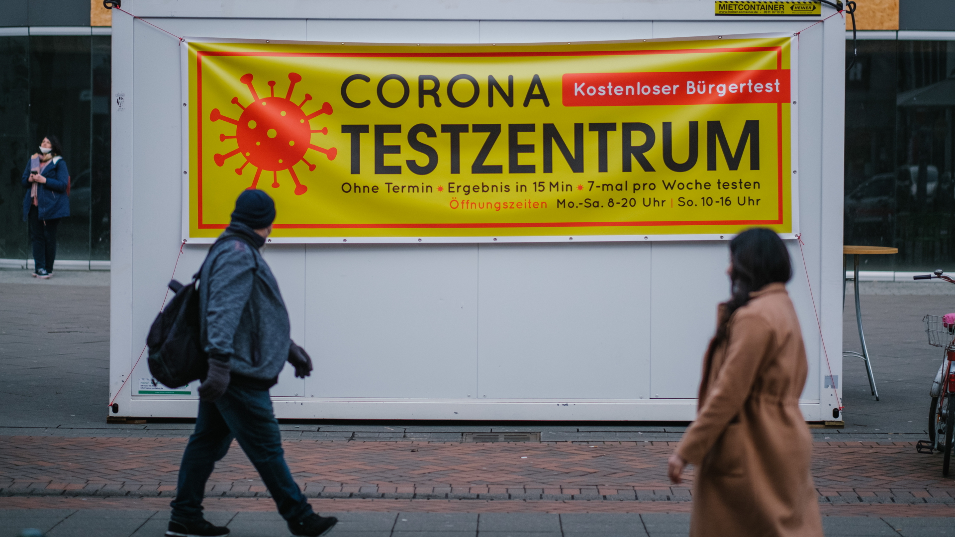 Ein Banner an einem Testzentrum in Hannover wirbt im Januar 2022 für kostenlose Corona-Tests.
