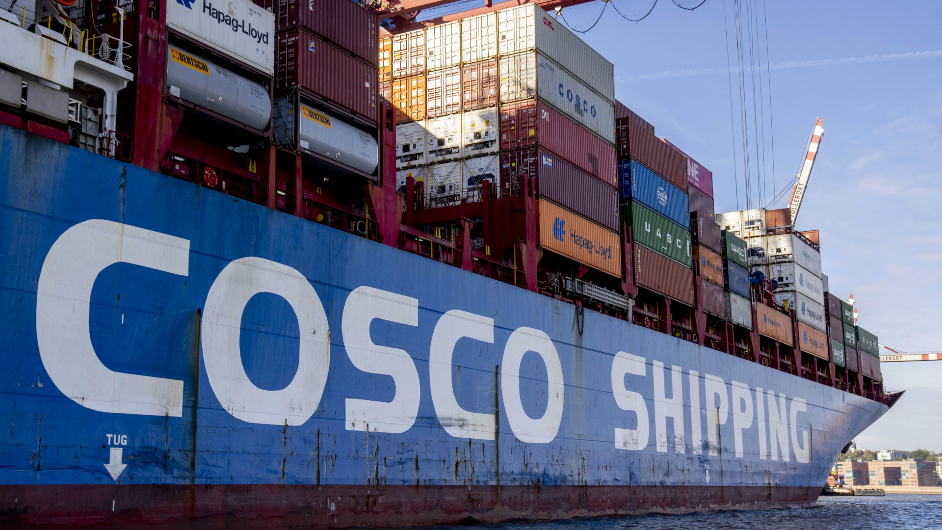 Ein Cosco-Containerschiff im Hamburger Hafen | AP
