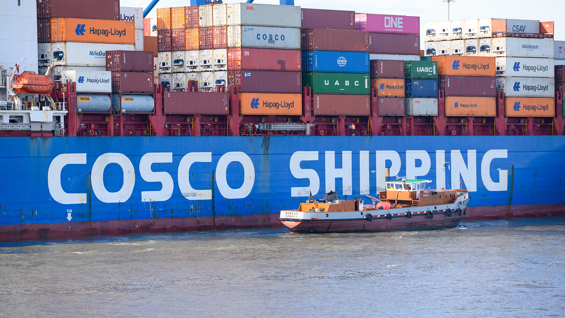 Ein Cosco-Containerschiff im Hamburger Hafen | dpa
