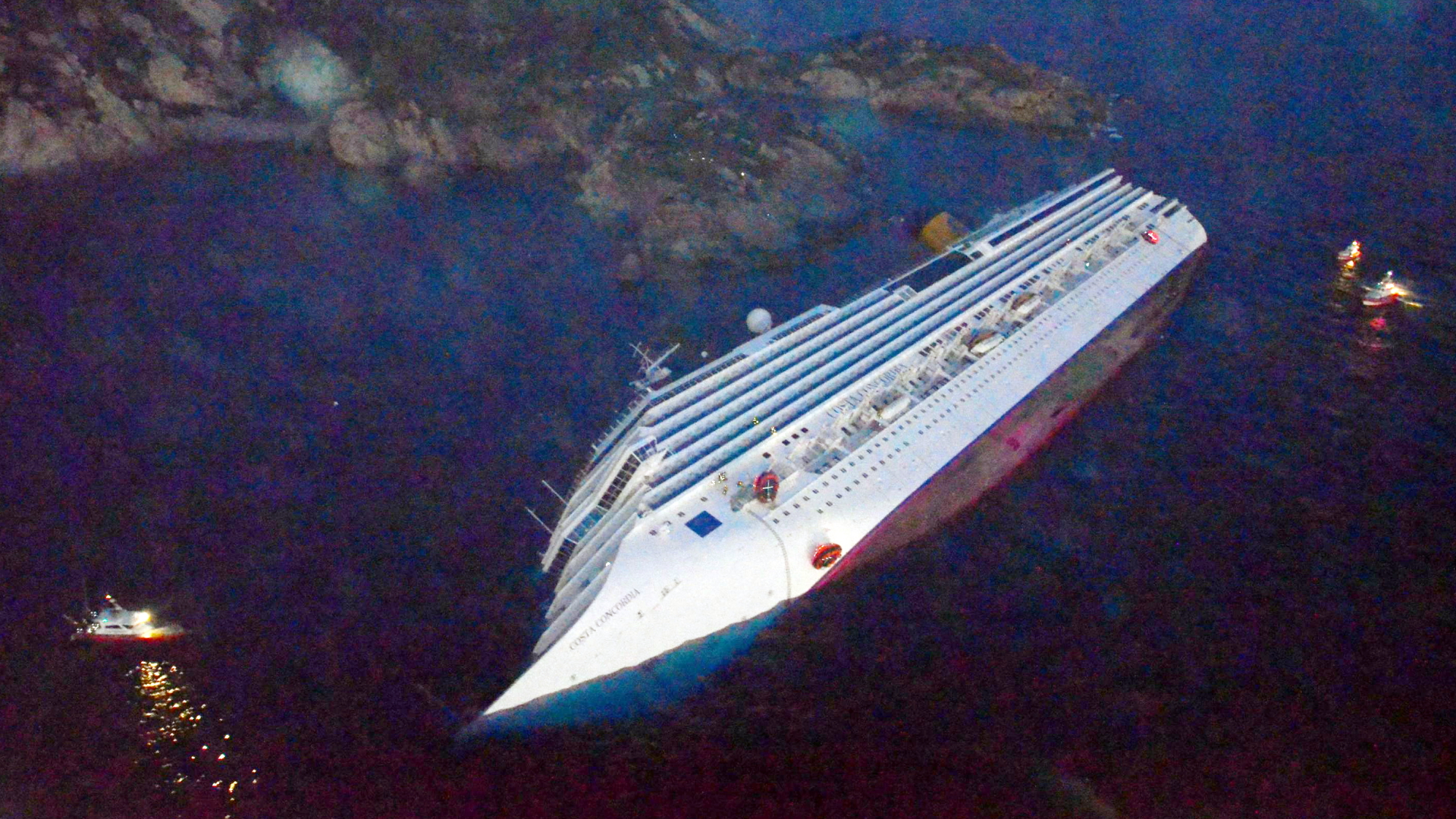 Blick auf die 2012 vor der Insel Giglio (Italien) gekenterte Costa Concordia | dpa