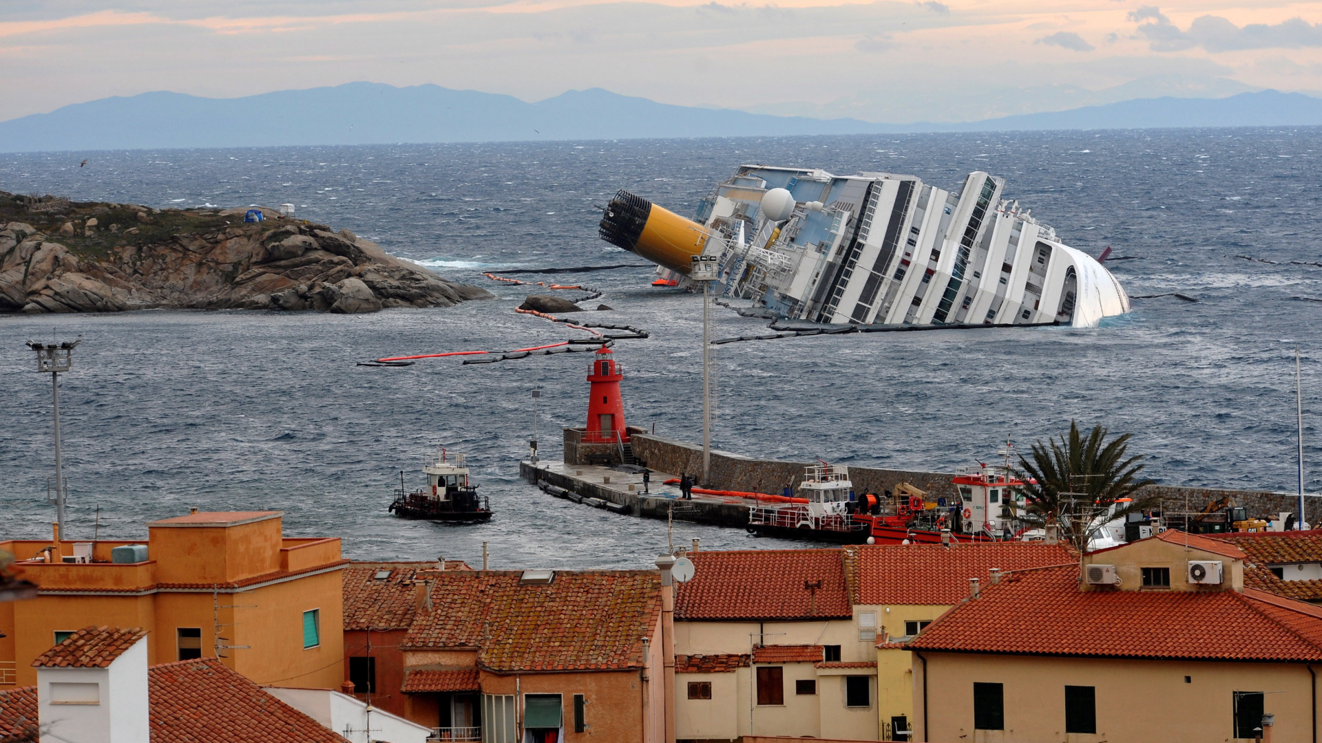 Blick auf die 2012 vor der Insel Giglio (Italien) gekenterte Costa Concordia | dpa