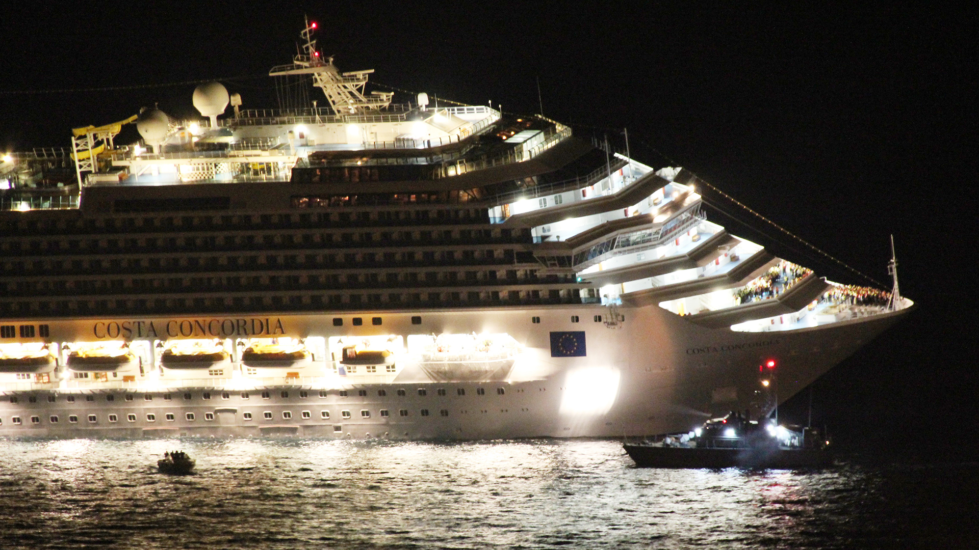 Das Kreuzfahrtschiff "Costa Concordia" liegt vor der toskanischen Küste nahe der italienischen Insel Giglio schräg im Wasser. | picture alliance / dpa