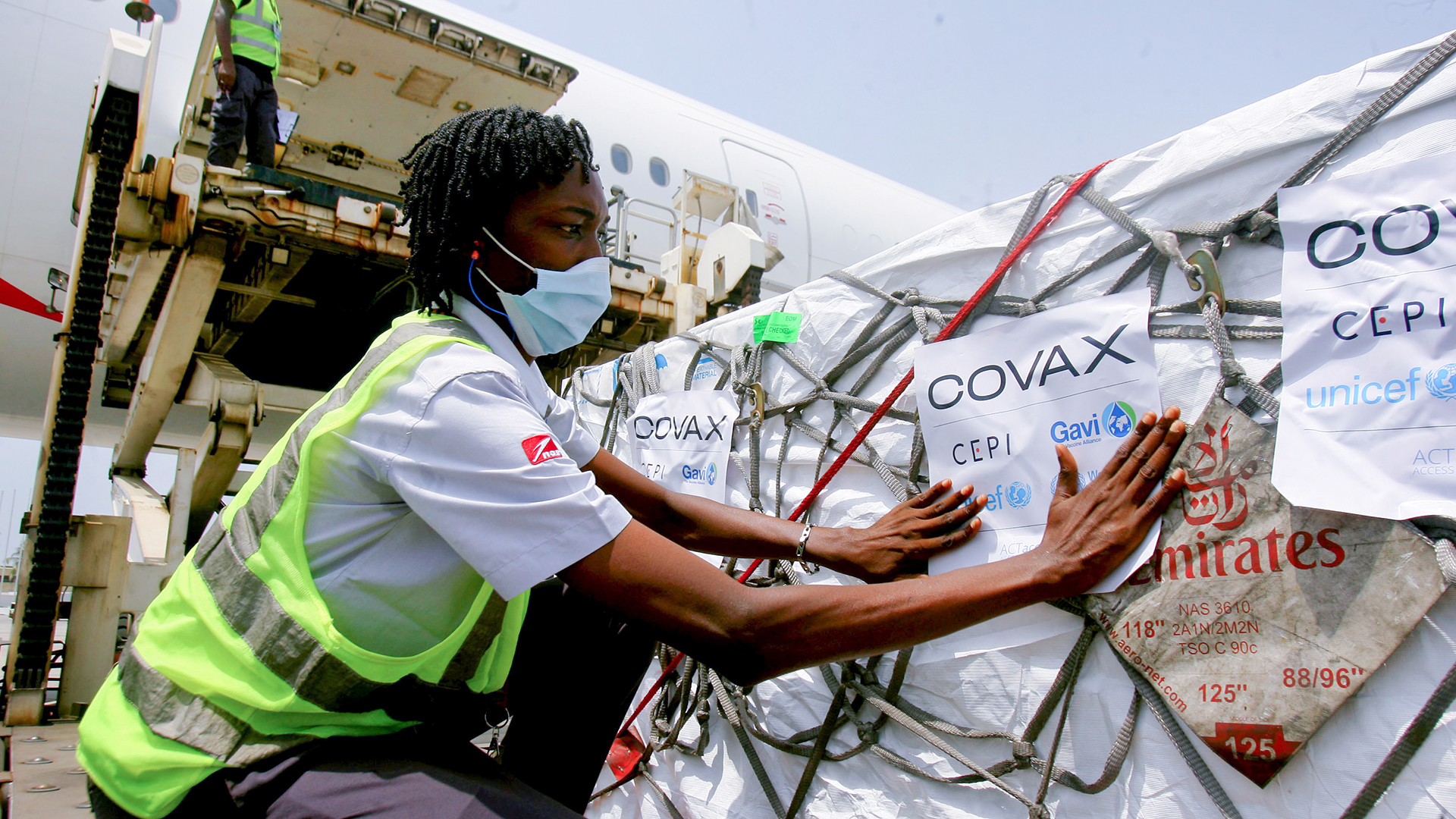 Eine Lieferung von COVID-19-Impfstoffen, die von der COVAX-Einrichtung verteilt wurden, kommt in Abidjan, Elfenbeinküste an. | AP