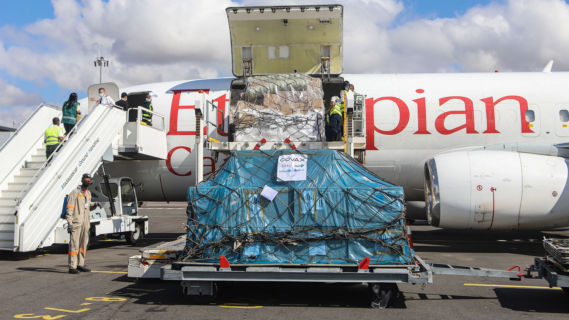 Eine Ladung Impfstoff wird aus einem Flugzeug in Antananarivo in Madagaskar ausgeladen