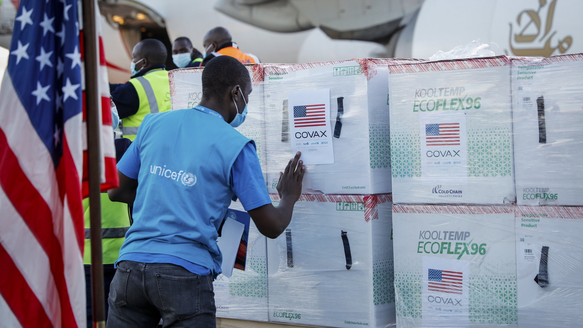 Mehrere Paletten Impfstoff kommen am Flughafen von Nairobi in Kenia an. | AP