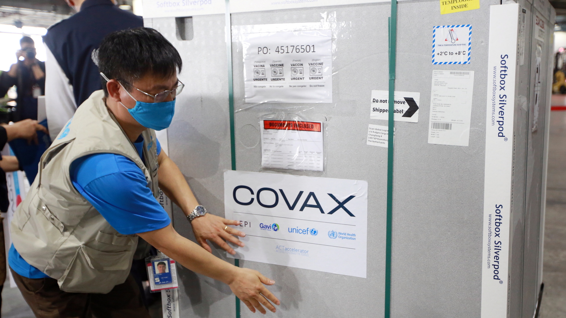 Ein UNICEF-Mitarbeiter überprüft am Flughafen Hanoi eine Impfstoff-Lieferung der Initiative Covax. | EPA
