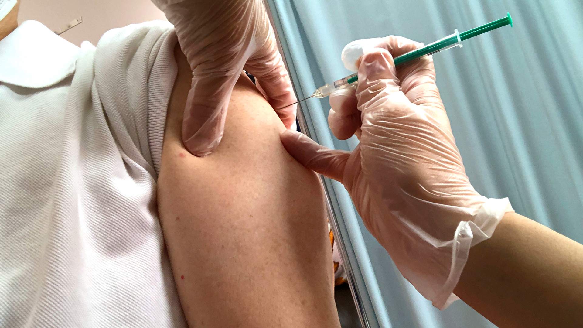 Covid-19-Impfung: Arm mit Spritze