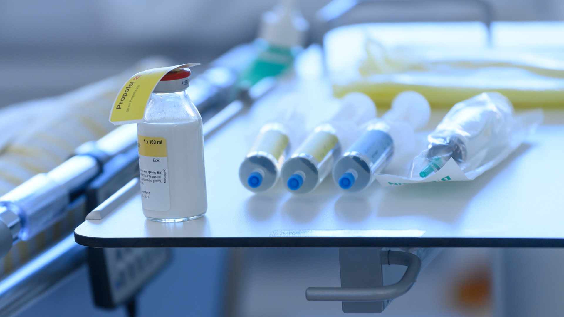 Medikamente zur Behandlung von Covid-19 liegen in Corona-Intensivstation des Universitätsklinikums Dresden auf einem Tisch an einem Krankenbett. | dpa