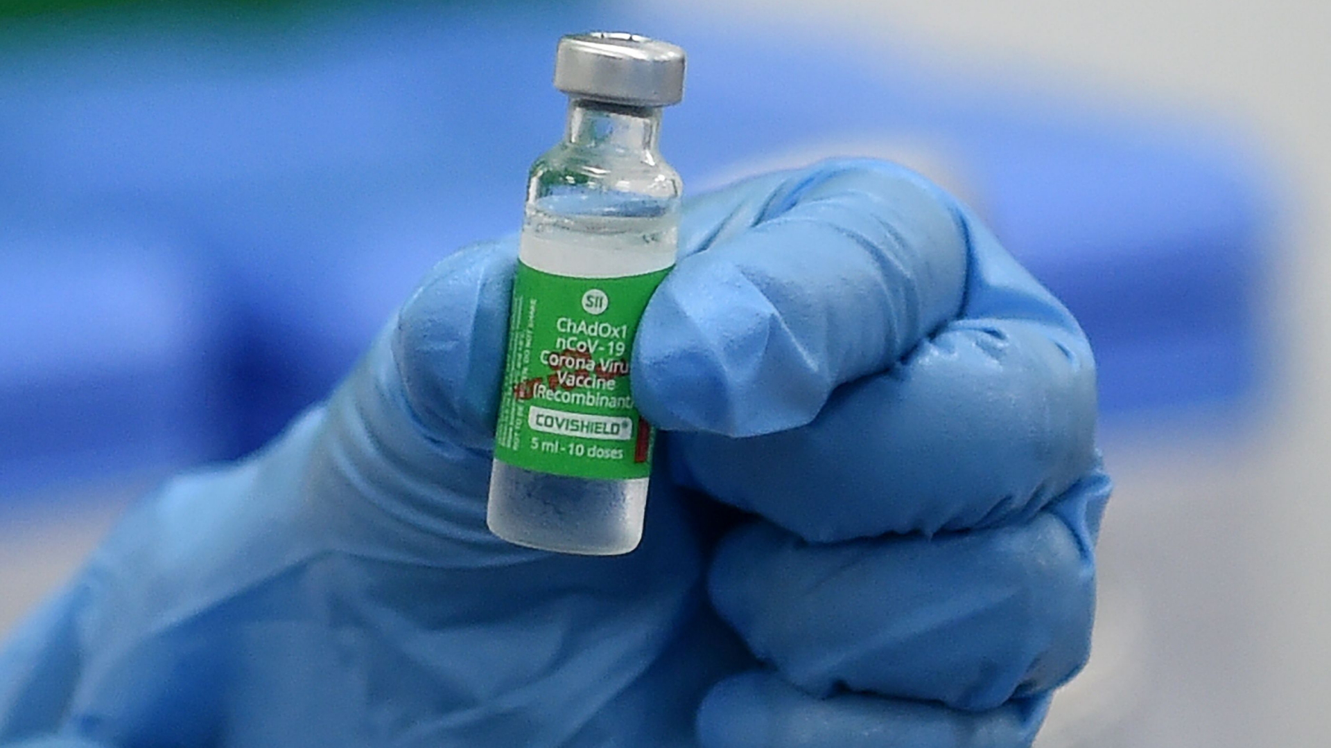 Hand hält Impfdosis des AstraZeneca-Vakzins Covidshield | AFP