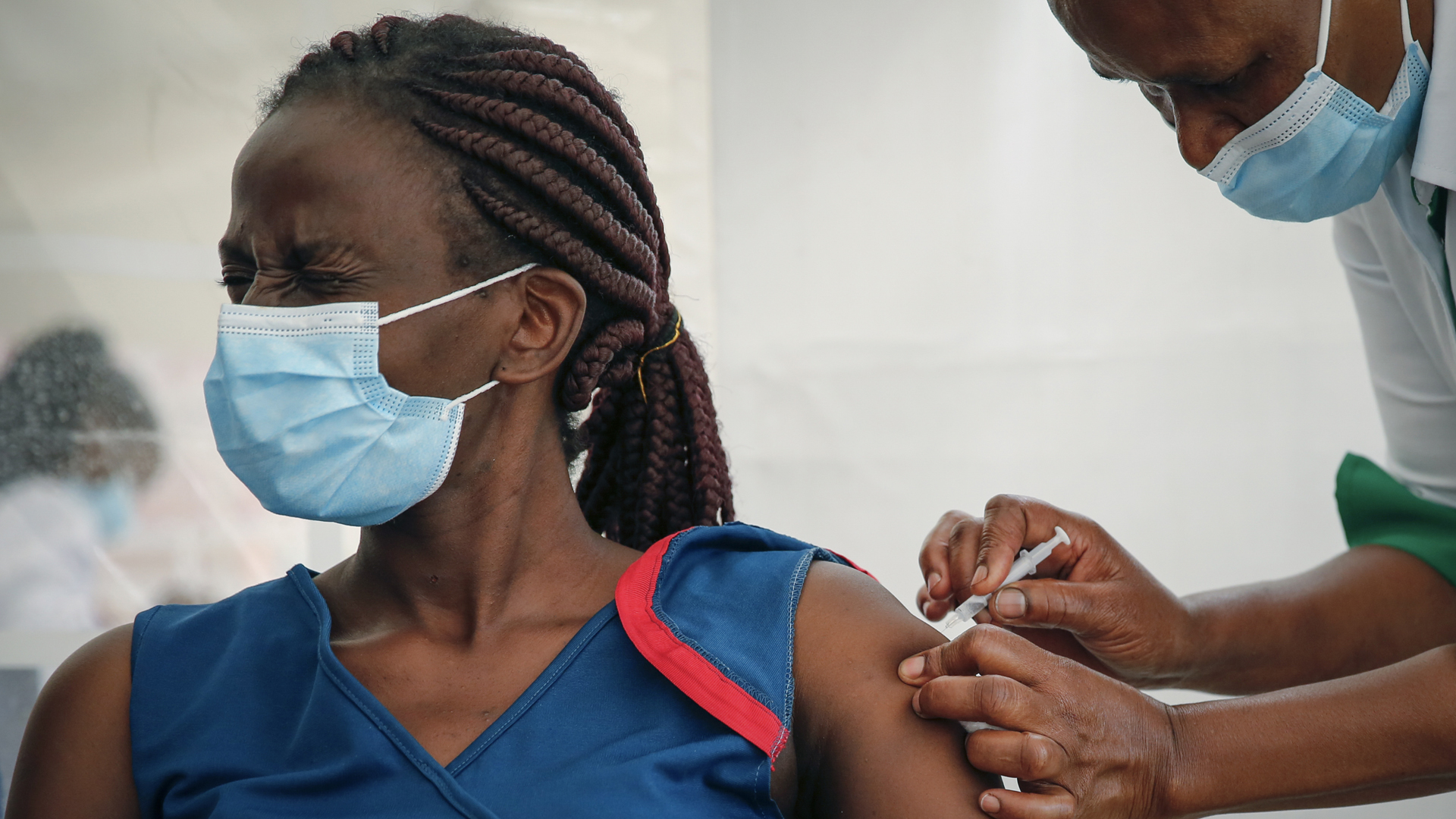 Eine Frau wird im kenianischen Machakos mit Covishield geimpft (Foto vom 24.03.2021). | picture alliance / ASSOCIATED PR