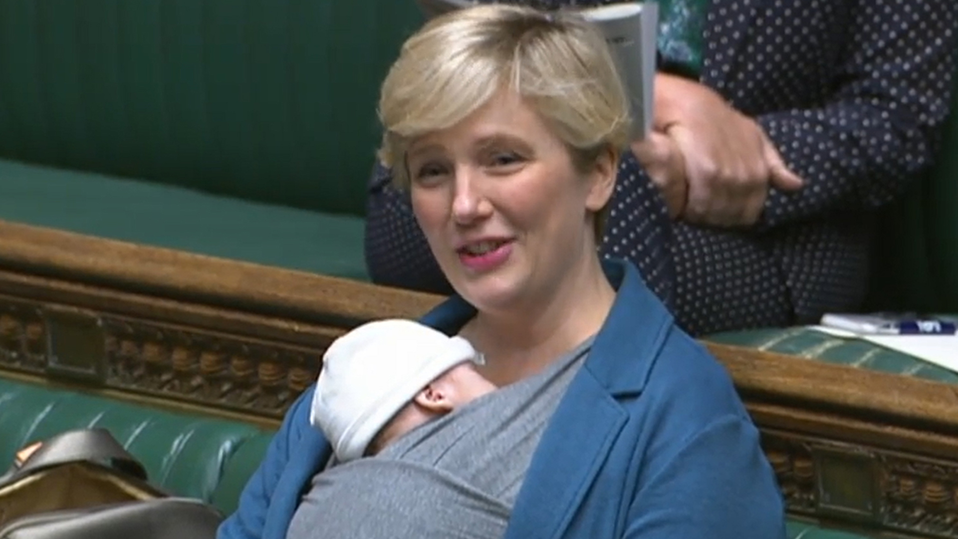 Stella Creasy spricht im britischen Unterhaus mit ihrem neugeborenen Baby auf dem Arm. | dpa