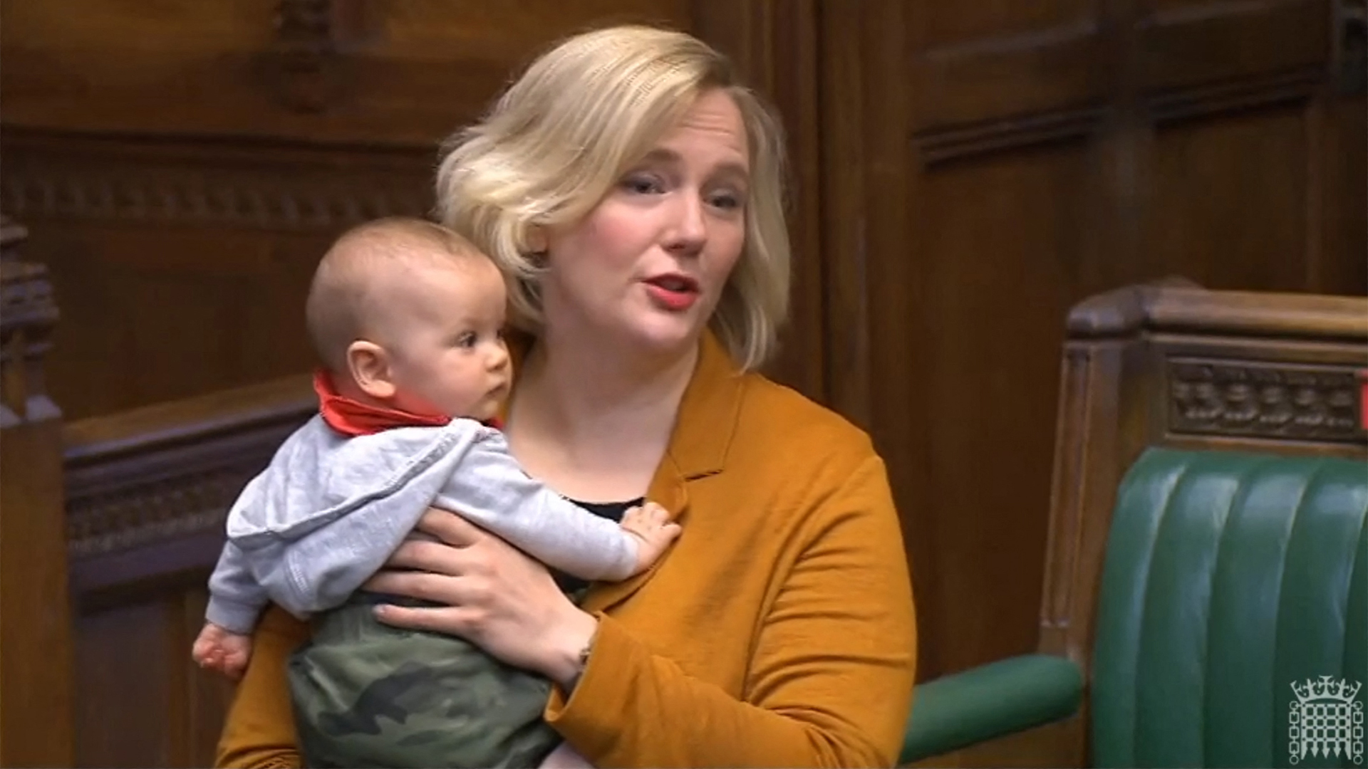 Stella Creasy spricht im britischen Unterhaus mit ihrem neugeborenen Baby auf dem Arm. | AFP