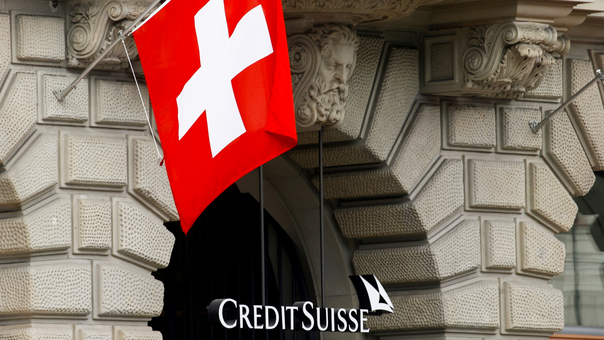 Schriftzug der Schweizer Großbank Credit Suisse ist an einem Gebäude angebracht | REUTERS